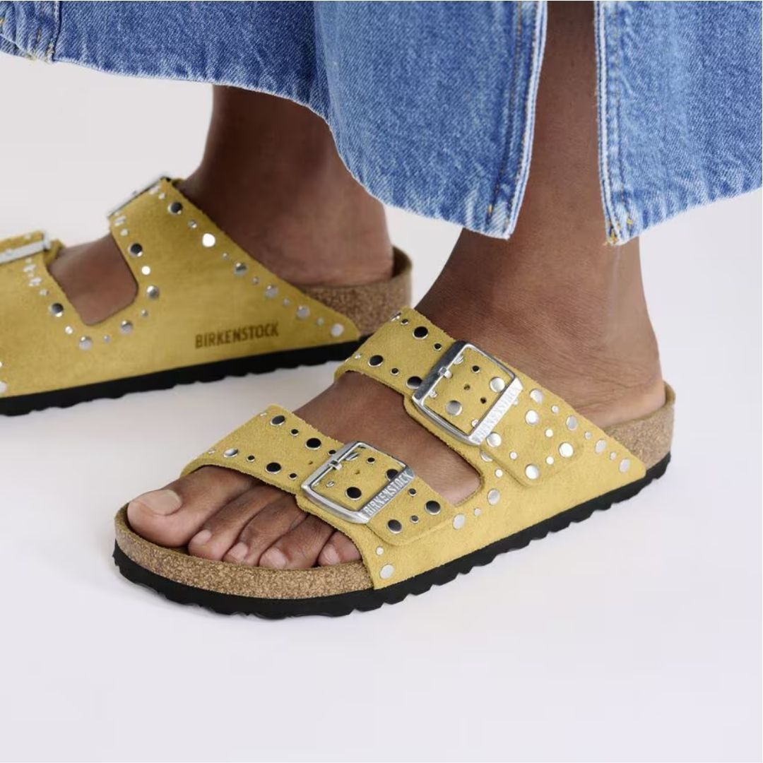 ARIZONA RIVET BORDER OCHRE SUEDE CALZATA STRETTA