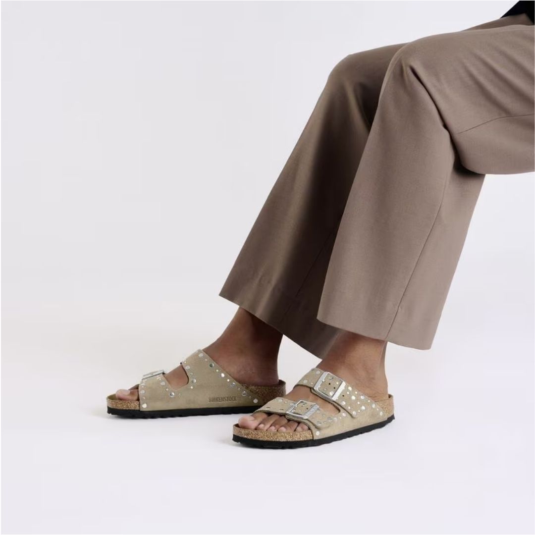 ARIZONA RIVET BORDER TAUPE SUEDE CALZATA STRETTA